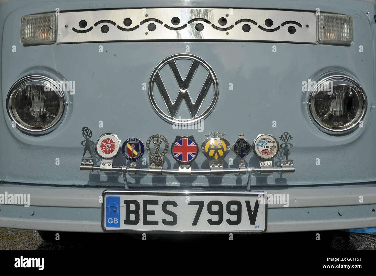 I distintivi dell'organizzazione di automobilismo adornano il pannello anteriore di un camper VW Bay Window Type 2 Transporter all'Oktoberfest VW show a Cheddar, Somerset. Foto Stock