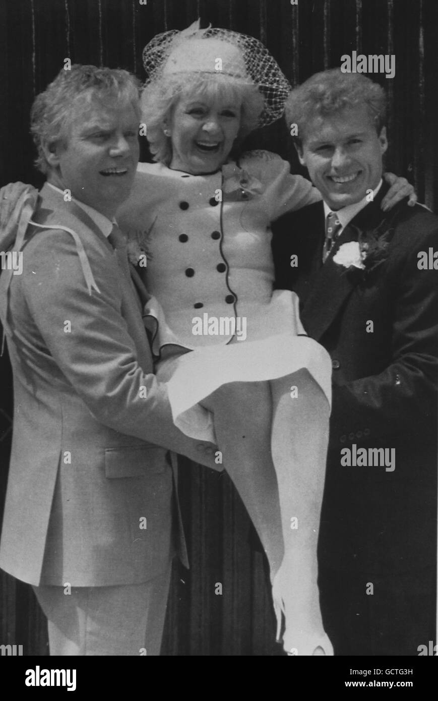 Coronation Street sposa Ivy Tilsley (suonata dall'attrice Lynne Perrie) è dato un ascensore dal suo sposo, Don Brennan (Geoff Hinsliff) e schermo figlio Brian (Chris Quinten), dopo il suo schermo matrimonio a Salford, Manchester. Foto Stock