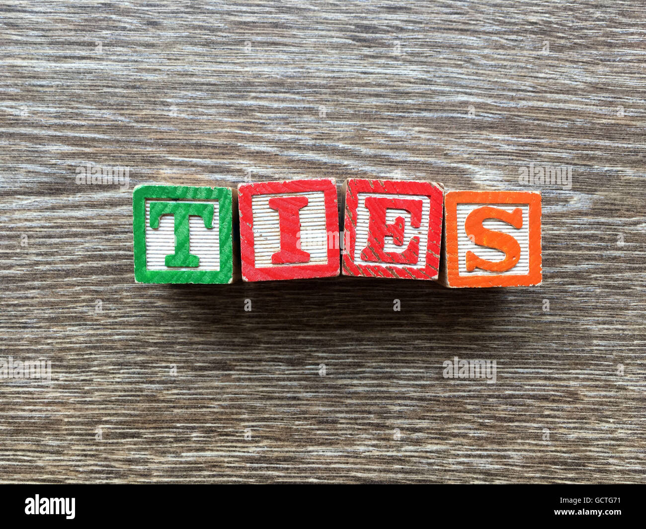 Cravatte parola scritta con il blocchetto di legno lettera dei giocattoli Foto Stock