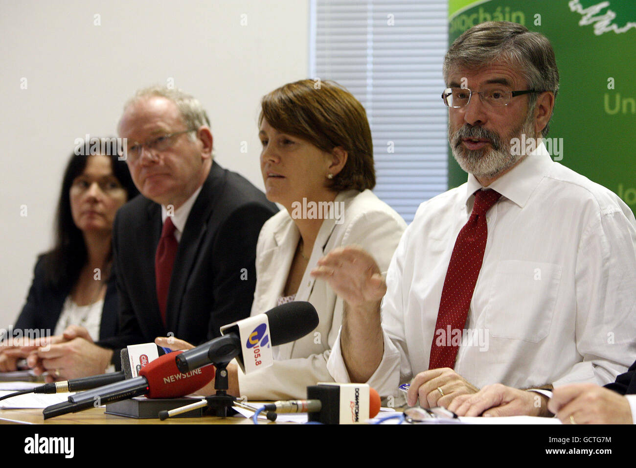 Il presidente del Sinn Fein Gerry Adams (centro destra) e i colleghi di partito Catriona Ruane, Mitchell McLaughlin e il vice primo ministro Martin McGuinness (sinistra) durante una conferenza stampa sulle proposte economiche del partito a Stormont. Foto Stock