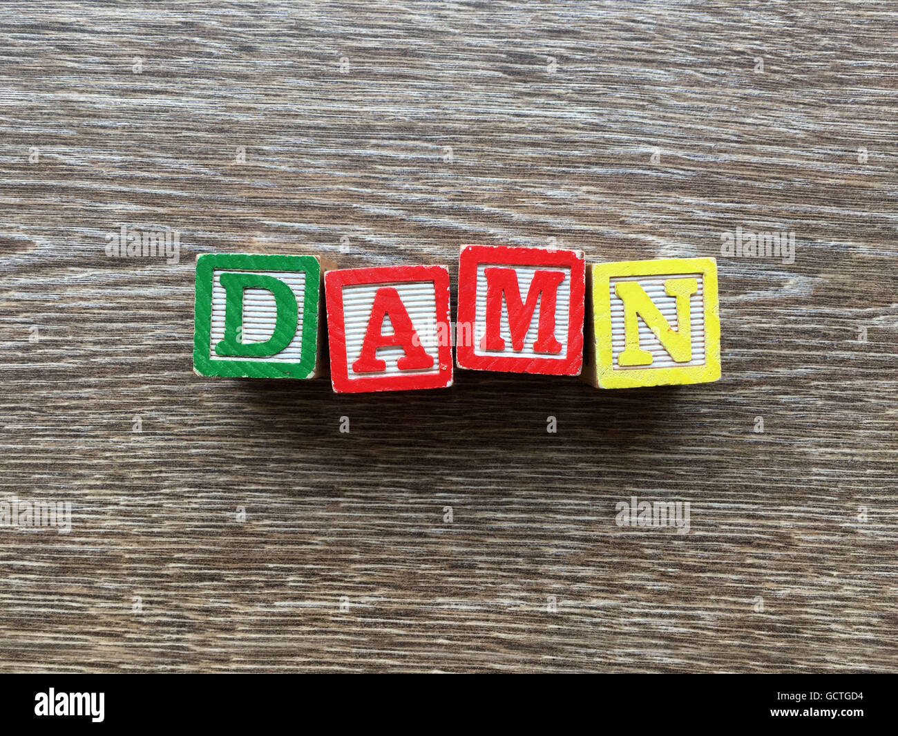 DAMN parola scritta con il blocchetto di legno lettera dei giocattoli Foto Stock
