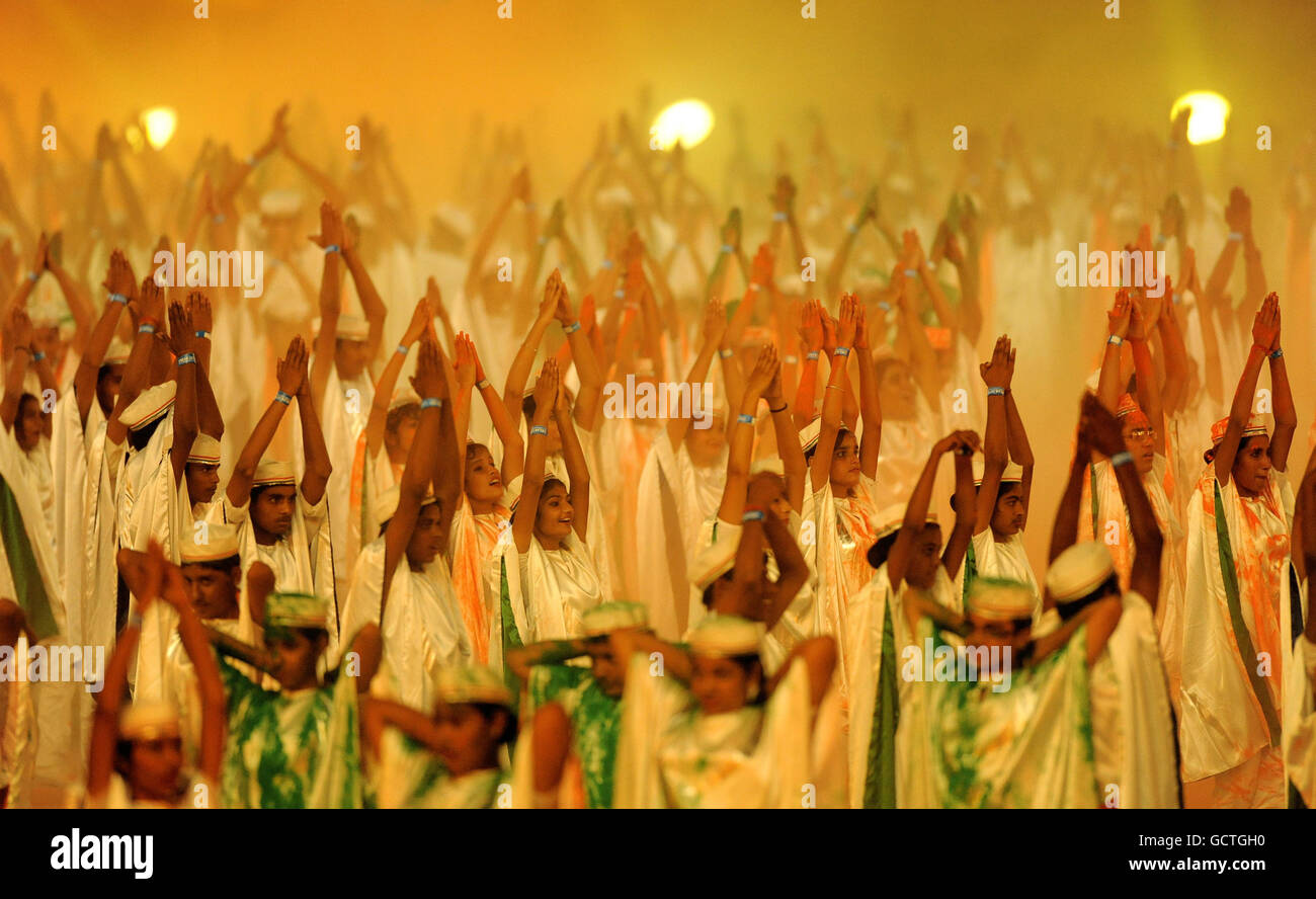 Si esibisce durante la cerimonia di chiusura dei giochi del Commonwealth 2010 allo stadio Jawaharlal Nehru di Nuova Delhi, India. Foto Stock