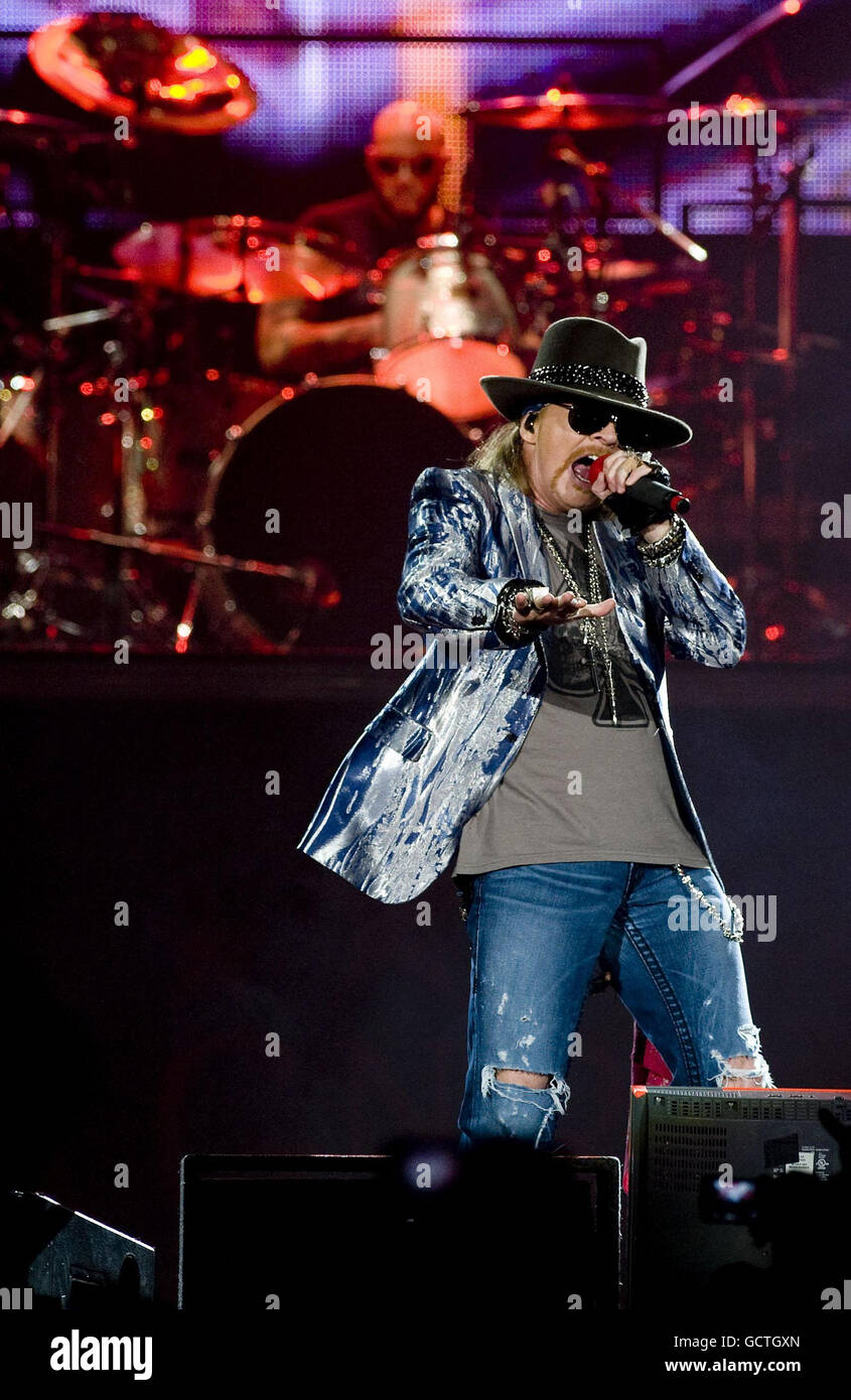 Axel Rose of Guns N' Roses suona all'arena O2 di Londra. Foto Stock