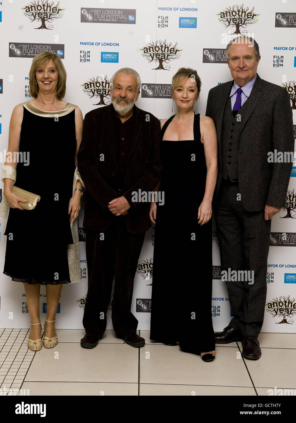 CORREZIONE DIDASCALIA CHE CAMBIA SEDE DA VUE CINEMA A ODEON LEICESTER SQUARE. (Sinistra - destra) Ruth Sheen, Mike Leigh, Lesley Manville e Jim Broadbent alla proiezione di gala di un altro anno all'Odeon Leicester Square di Londra, presentata come parte del 54esimo Festival del Film di Londra della BFI. Foto Stock