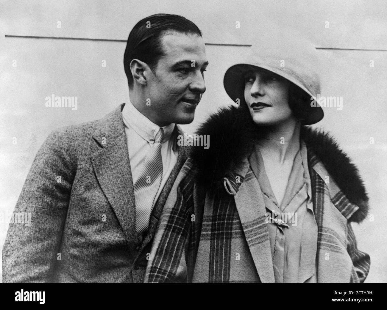 La star del film e l'icona del film, Rudolph Valentino e sua moglie, il film russo nato e scenografo Natacha Rambova. Foto Stock