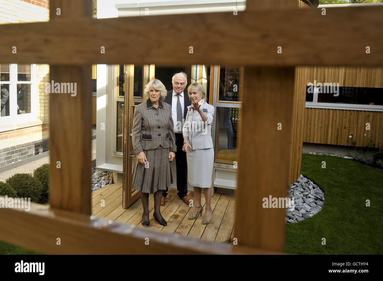 La Duchessa di Cornovaglia, presidente dei Centri di cura del cancro di Maggie, fa un tour del nuovo giardino del Maggie's Center a Cheltenham prima di aprire ufficialmente l'edificio. Foto Stock