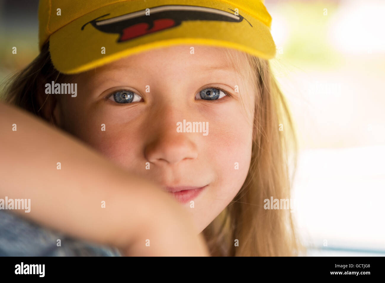 Ritratto di bella felice bambina closeup Foto Stock