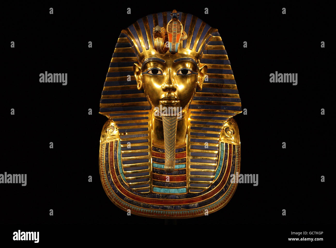 Il nuovo Tutankhamun - la sua Tomba e i suoi tesori mostra. Una replica della maschera di morte di re Tutankhamun al Museo dei Musei di Manchester. Foto Stock