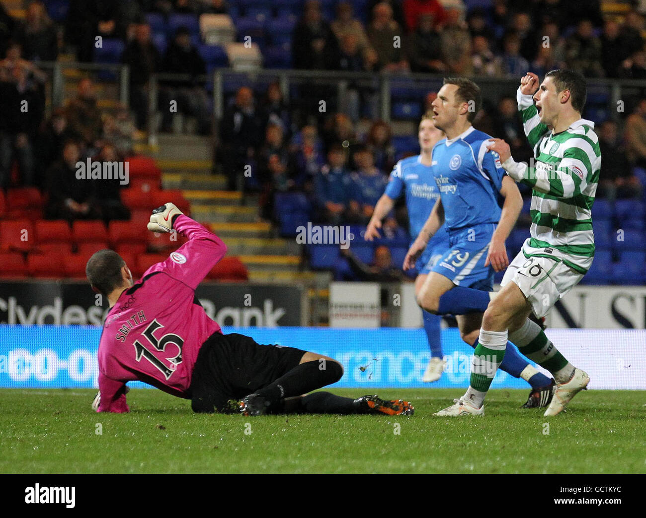 Gary Hooper di Celtic (a destra) reagisce dopo aver perso la possibilità di segnare durante la finale del quartiere della Co-operativa Insurance Cup presso il McDiarmid Park di Perth. Foto Stock