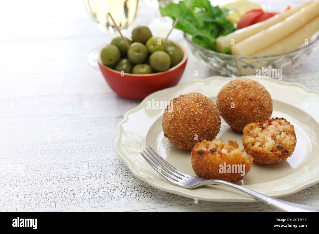 Arancini di riso fritto di riso per risotti sfere, italiano cucina siciliana Foto Stock