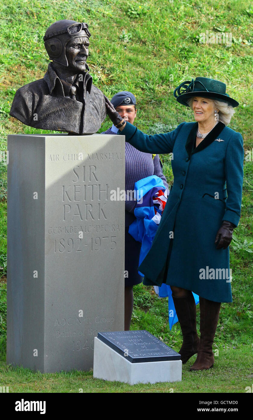 La Duchessa di Cornovaglia svela un busto del Parco di Sir Keith durante una visita al Memoriale Nazionale dei pochi a Capel-le-Ferne in Kent. Foto Stock