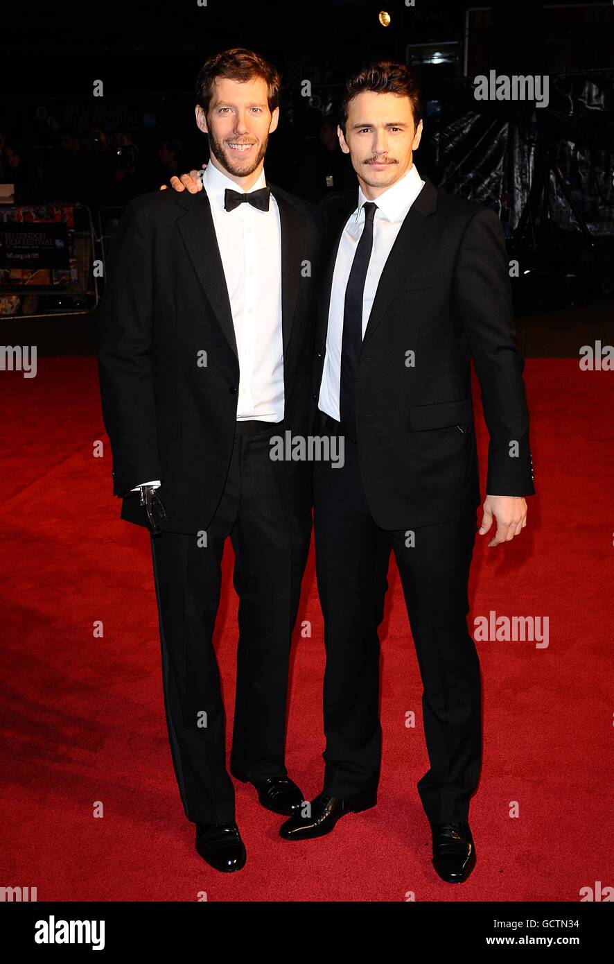 Aron Ralston (a sinistra) e James Franco arrivano per la prima europea della 127 ore che segna la fine della 54esima edizione del BFI London Film Festival all'Odeon, Leicester Square, Londra. Foto Stock