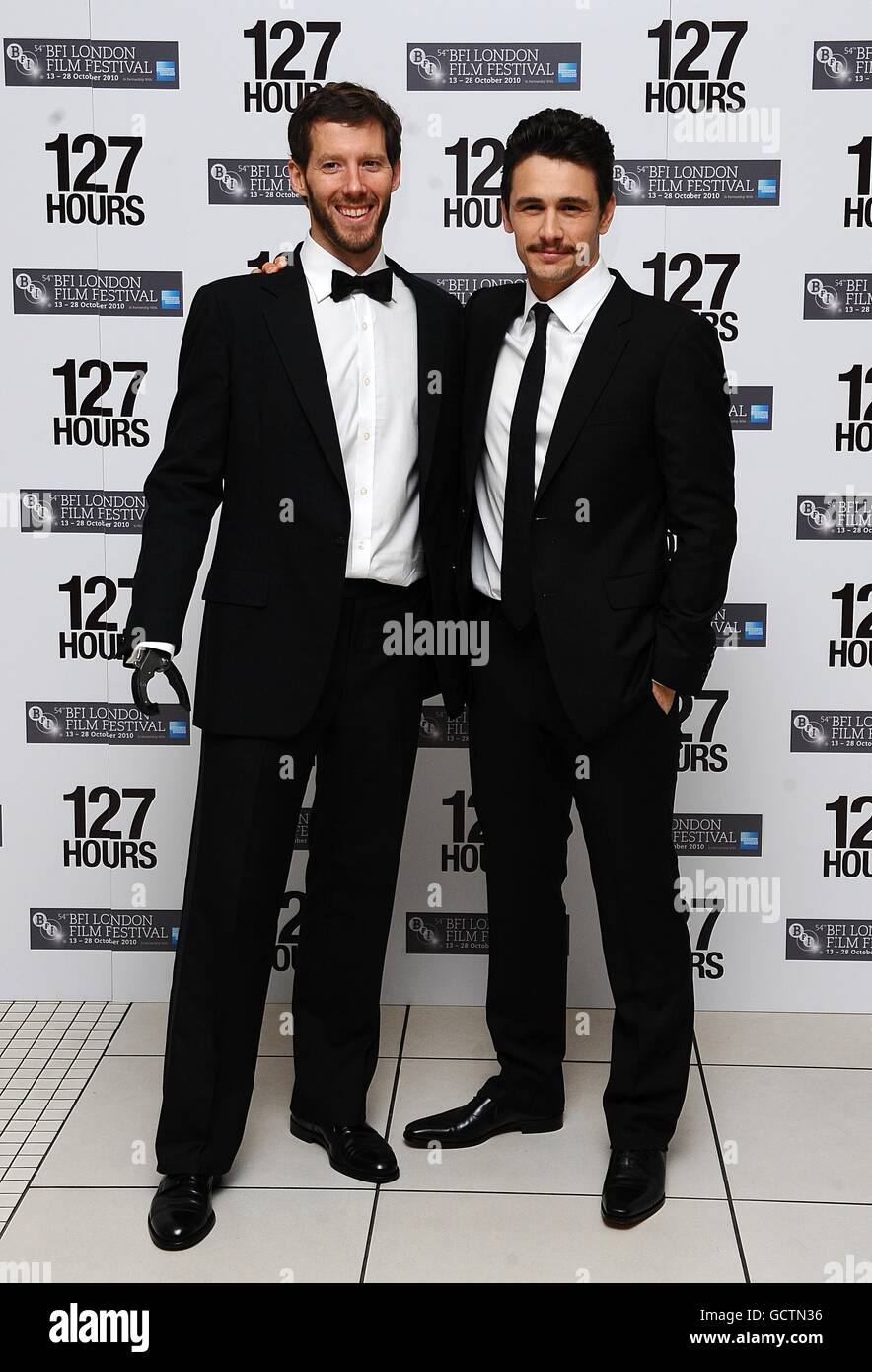 Aron Ralston (a sinistra) e James Franco arrivano per la prima europea della 127 ore che segna la fine della 54esima edizione del BFI London Film Festival all'Odeon, Leicester Square, Londra. Foto Stock