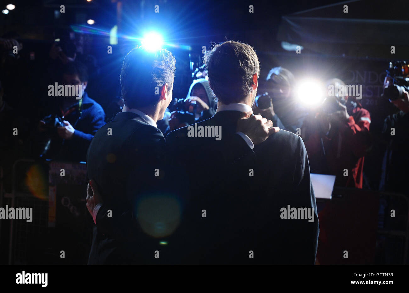 James Franco (a sinistra) e Aron Ralston arrivano per la prima europea del nuovo film di Danny Boyle 127 ore, che segna la fine della 54esima edizione del BFI London Film Festival all'Odeon, Leicester Square, Londra. Foto Stock