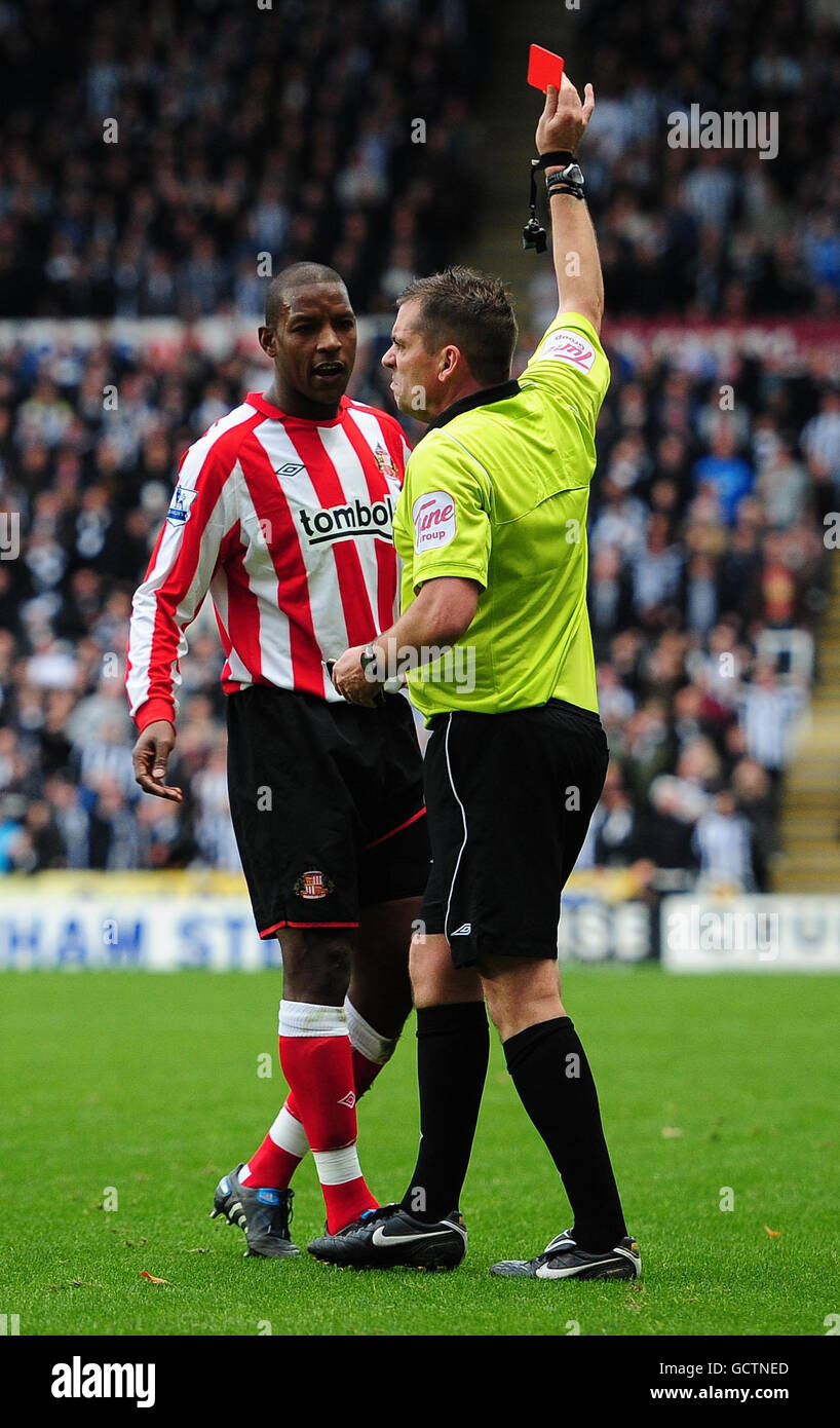 Calcio - Barclays Premier League - Newcastle United / Sunderland - St James' Park. Il Titus Bramble di Sunderland viene consegnato all'arbitro Phil Dowd in occasione della partita della Barclays Premier League al St James' Park, Newcastle. Foto Stock