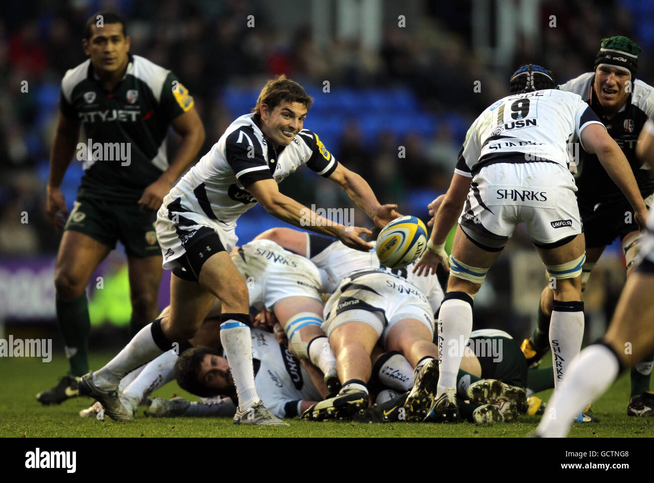 La Will Cliff di sale ottiene il suo passaggio via durante la partita di Aviva Premiership allo stadio Madejski, Reading. Foto Stock