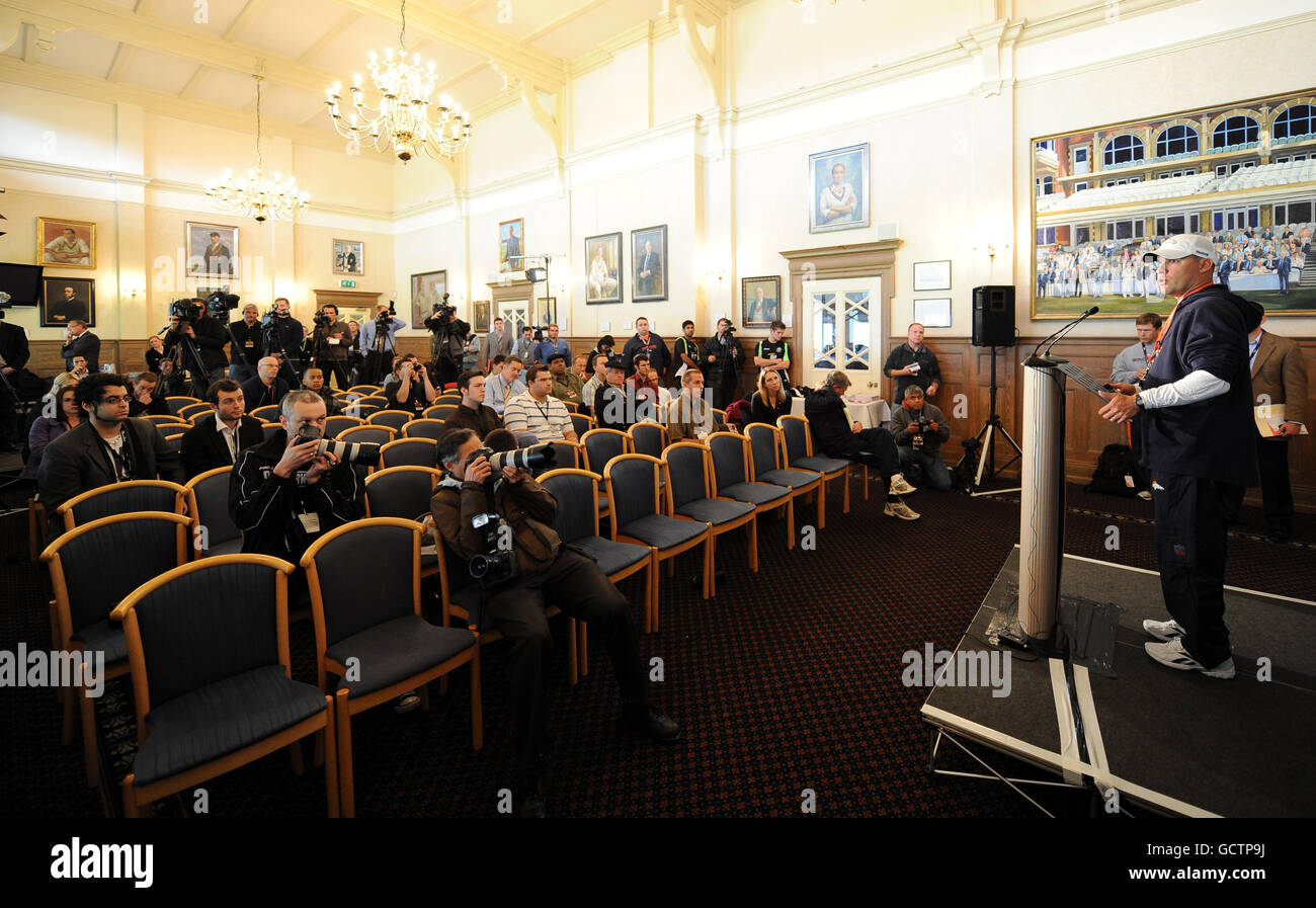 Josh McDaniels, responsabile di Denver Broncos, durante la conferenza stampa nella "Long Room" al Brit Oval. Foto Stock