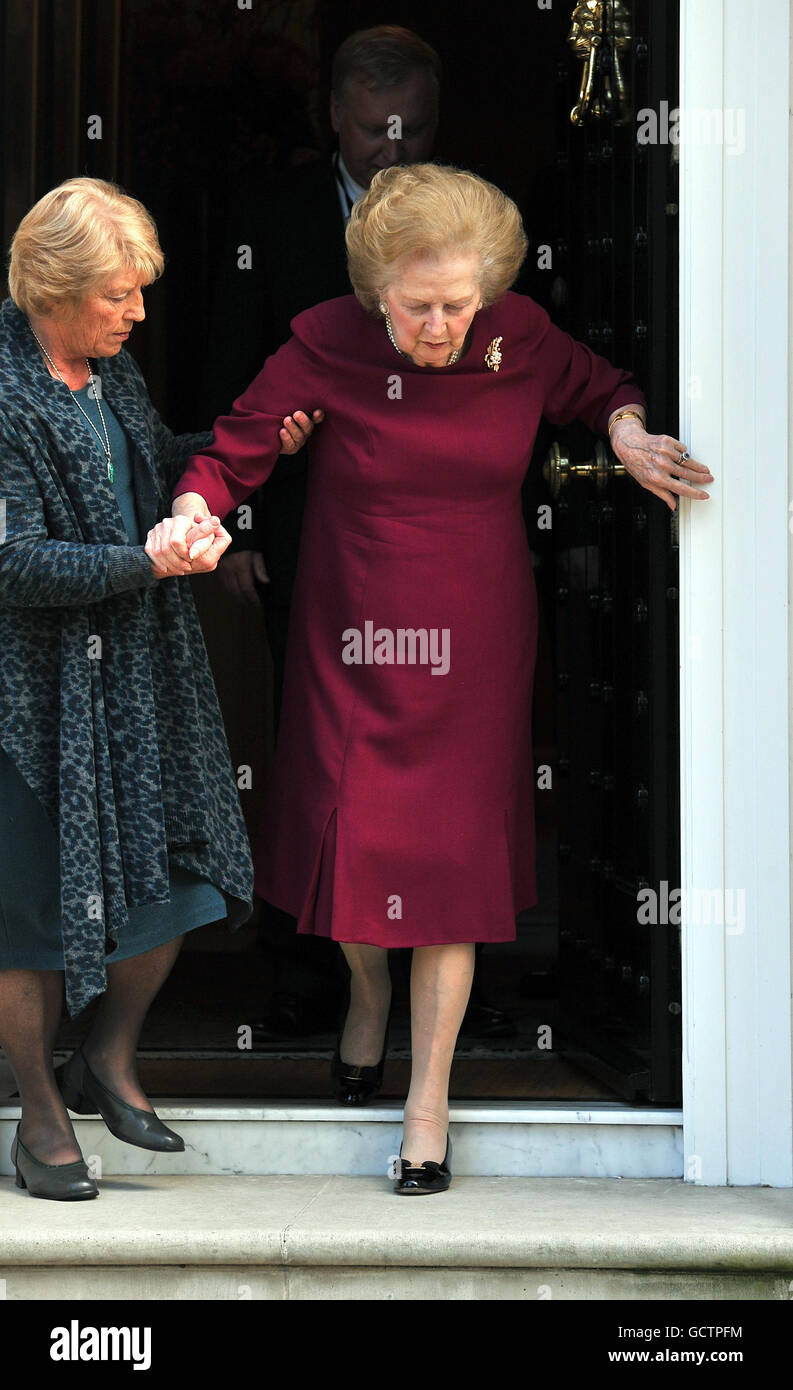 Baroness Thatcher lascia la sua porta d'ingresso con l'aiuto di aiutanti a onditare verso i wellwishers dalla sua casa di Belgravia, dopo che ha lasciato il Cromwell Hospital dopo aver trascorso quasi due settimane di recupero da un but di influenza. Foto Stock