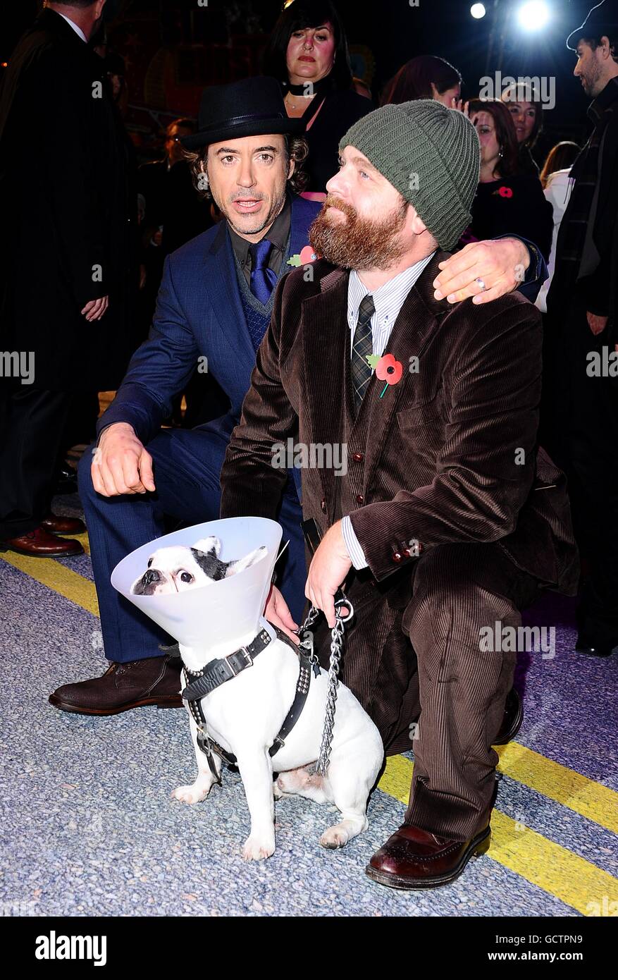 Robert Downey Jr. (A sinistra) e Zach Galifianakis arrivano per la prima europea di due Date all'Empire, Leicester Square, Londra. Foto Stock