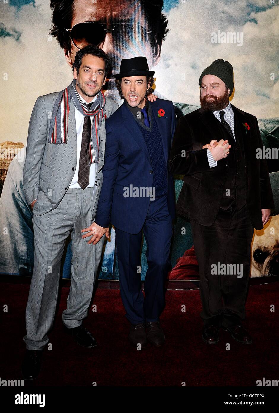 (Da sinistra a destra) il regista Todd Phillips, Robert Downey Jr. E Zach Galifianakis arrivano per la prima europea della due Date all'Empire, Leicester Square, Londra. Foto Stock