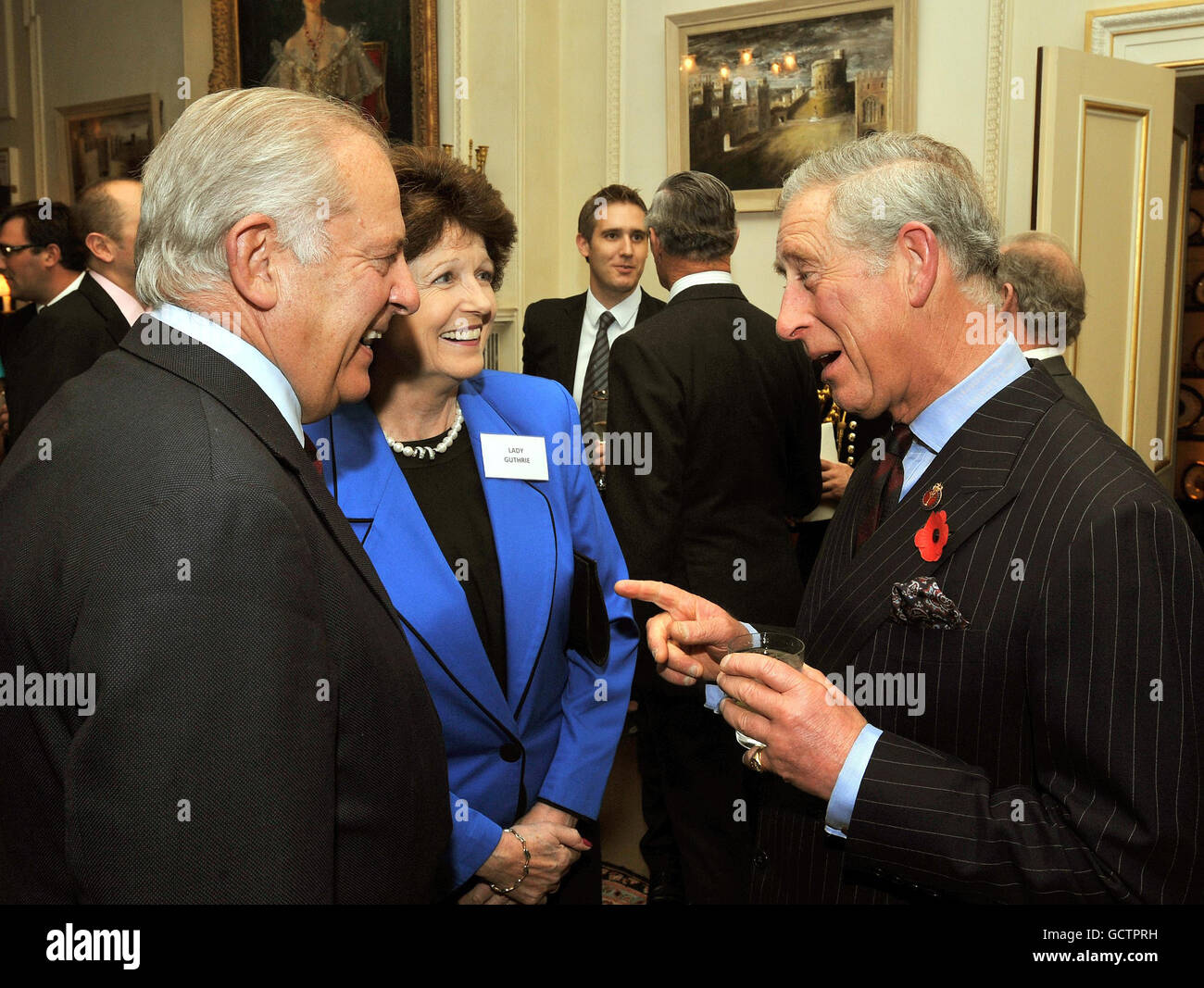 Il Principe del Galles parla con Lord e Lady Guthrie, durante un ricevimento per i sostenitori dell'appello della Guardia gallese Afghanistan, alla Clarence House nel centro di Londra. Foto Stock