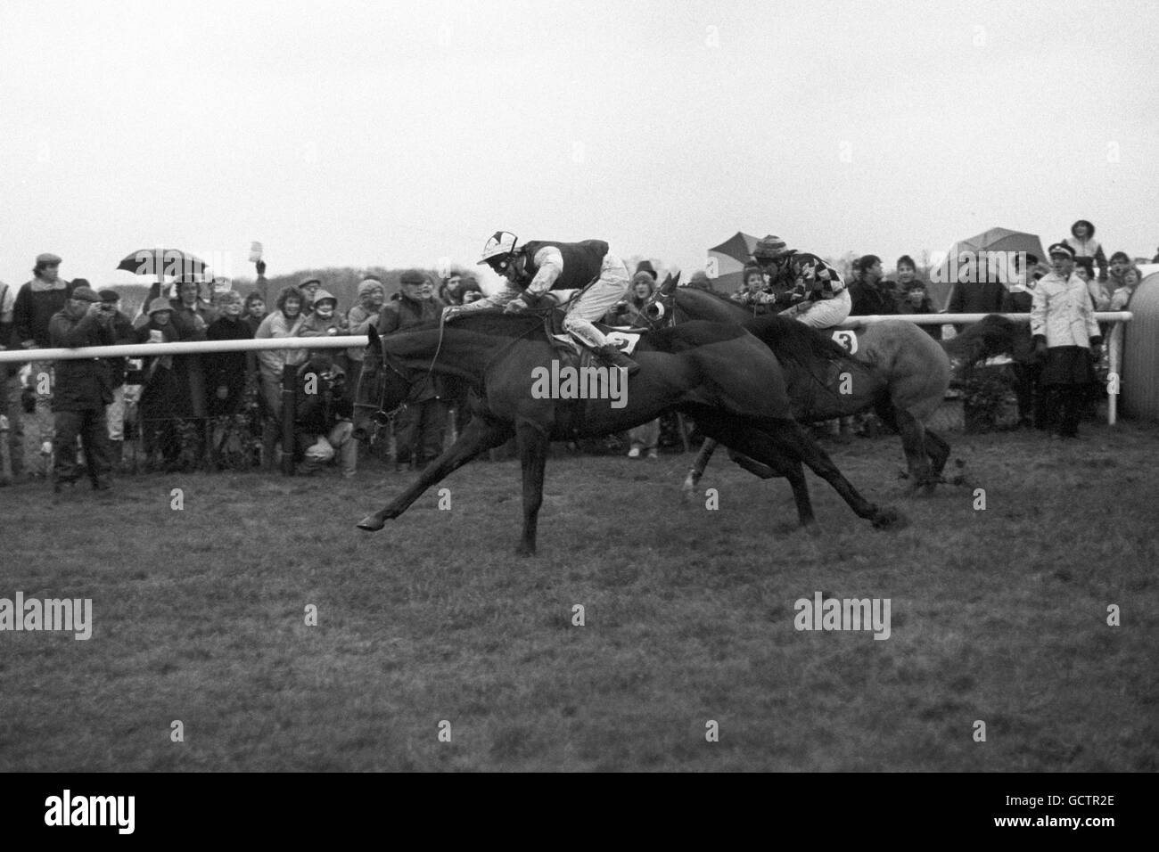 Wayward Lad, con Graham Bradley in su, conduce Comb Ditch, il monte di Colin Brown, in una corsa per casa durante le fasi di chiusura del re George VI Steeple Chase. Si è concluso con una foto finale e Wayward Lad è stato dichiarato vincitore, diventando il primo cavallo a vincere la gara tre volte. Foto Stock