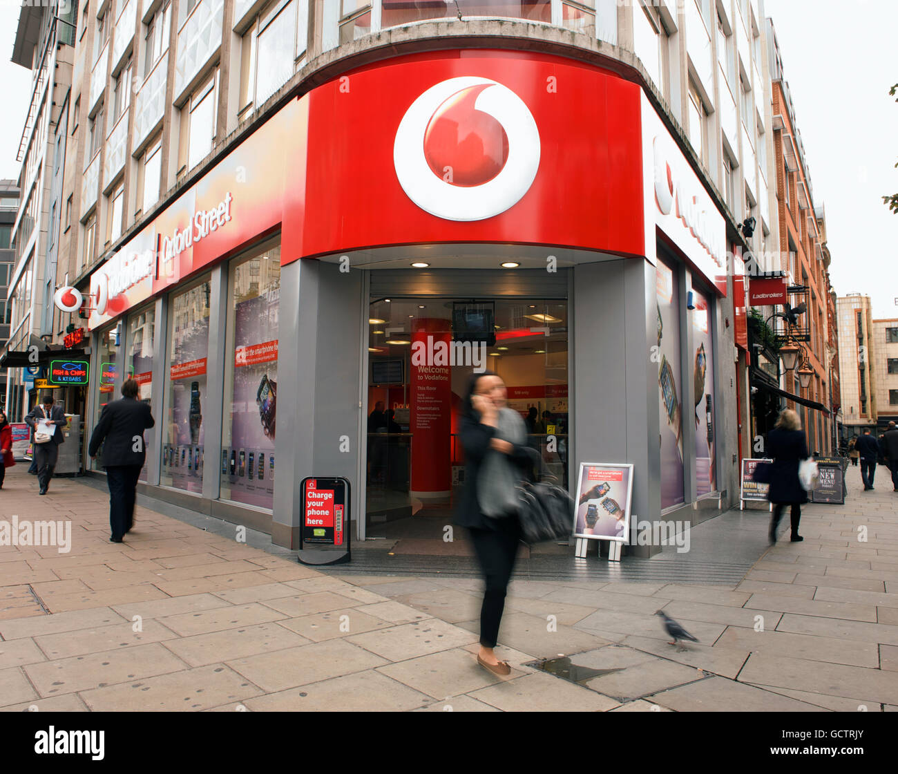 Nuova segnaletica Vodafone. Una vista generale del negozio vodafone su Oxford Street, Londra Foto Stock