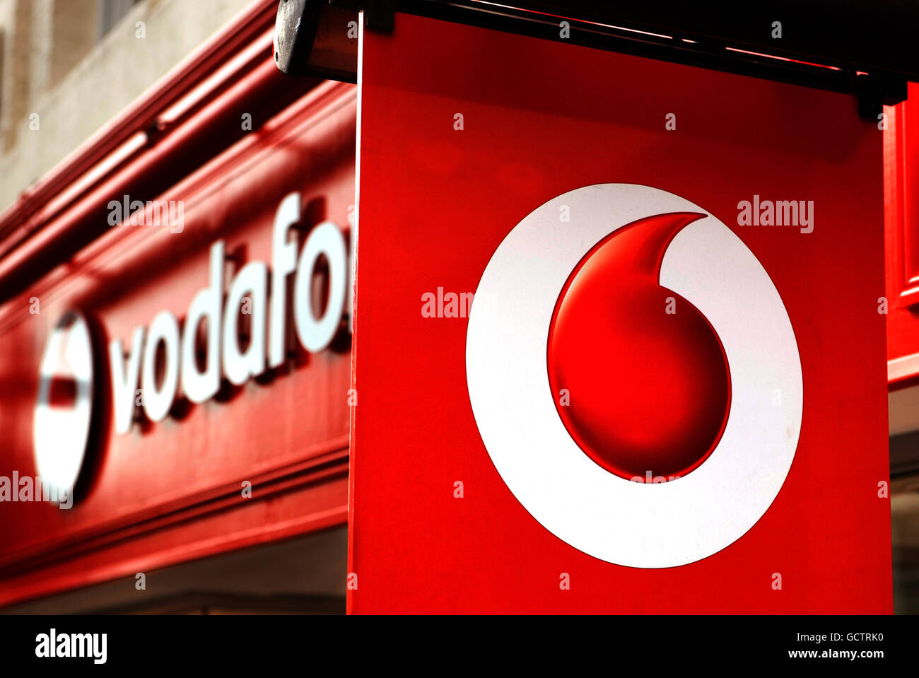Nuova segnaletica Vodafone. Una vista generale del negozio vodafone su Oxford Street, Londra Foto Stock