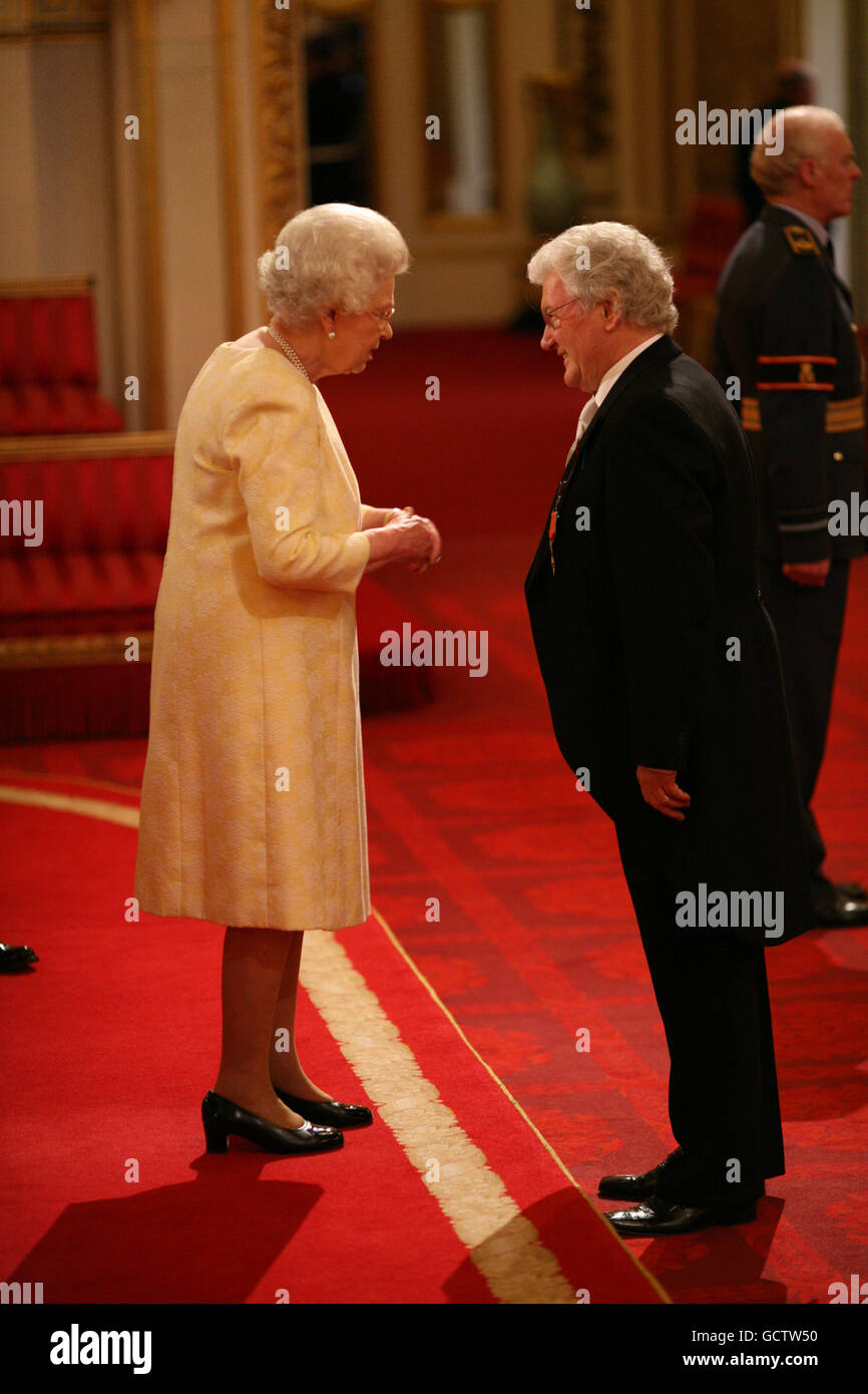 Jackie Fullerton è stato fatto un MBE dalla regina Elisabetta II della Gran Bretagna durante un'investitura a Buckingham Palace. Foto Stock