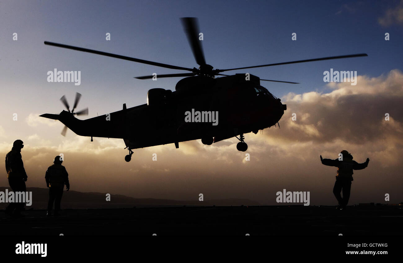 Il Navy Helicopter HMS Gannet atterra sulla portaerei della Royal Navy HMS Ark Royal mentre naviga lungo il Firth of Clyde sulla sua strada per Glen Mallan Jetty su Loch Long per scaricare le munizioni durante la sua disattivazione. Foto Stock