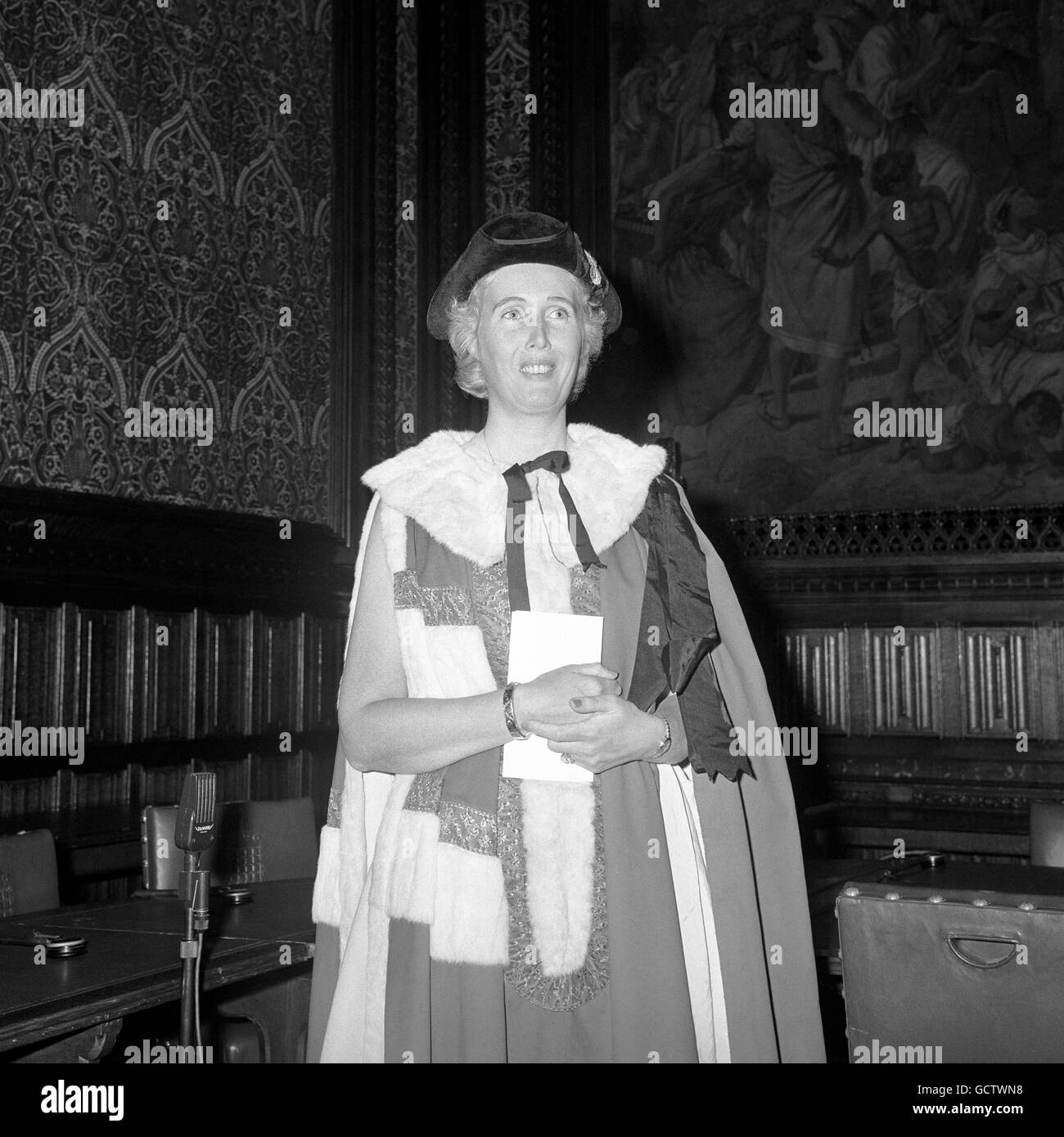 Lady marcia Falkender di West Haddon facendo la sua prima apparizione nella Casa dei Lord. È la segretaria politica e privata di Harold Wilson, che ha guardato la cerimonia. Foto Stock