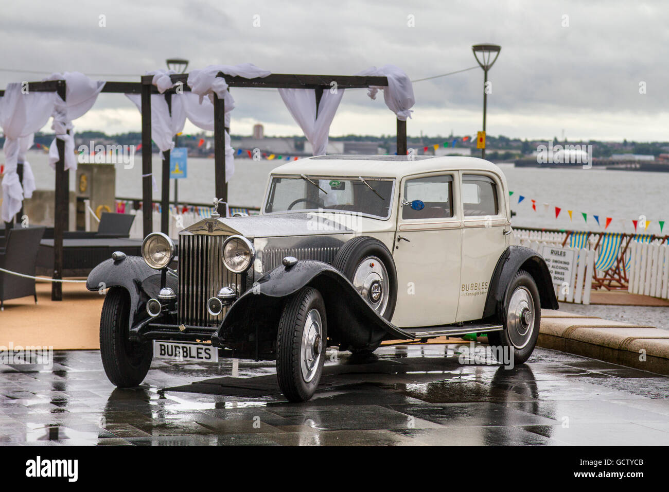 Rolls Royce Wraith bianco degli anni '1935 30 al Vintage on the Dock, un evento che è tornato quest'estate il 9 e 10 luglio per tessere un po' di magia vintage attraverso l'Albert Dock con una festa gratuita per un weekend in famiglia delle icone della moda vintage del XX secolo. Foto Stock