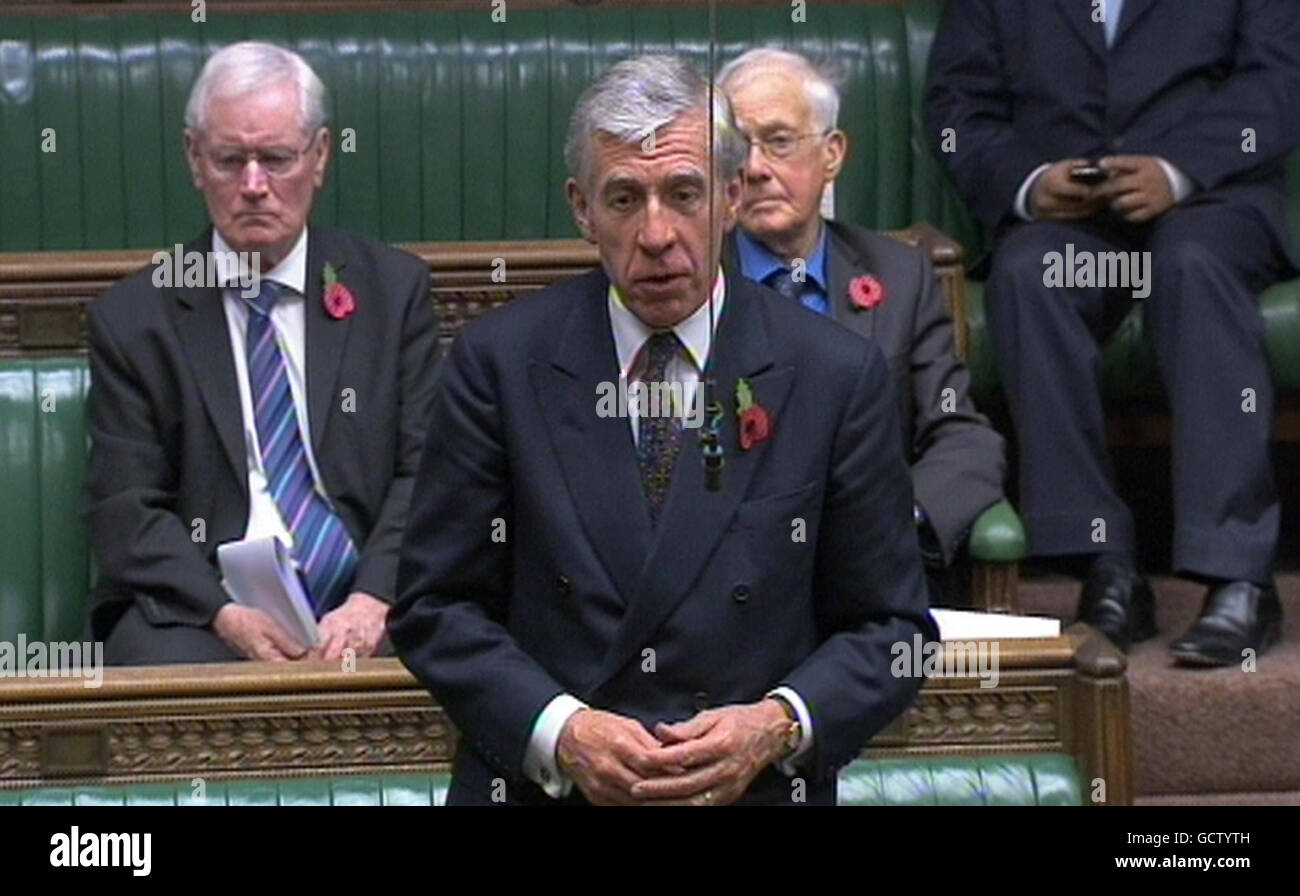 L'ex segretario alla giustizia Jack Straw interviene dopo che il segretario generale Theresa May ha rilasciato una dichiarazione alla Camera dei Comuni di Londra sulla trama terrena dell'aereo cargo. Foto Stock