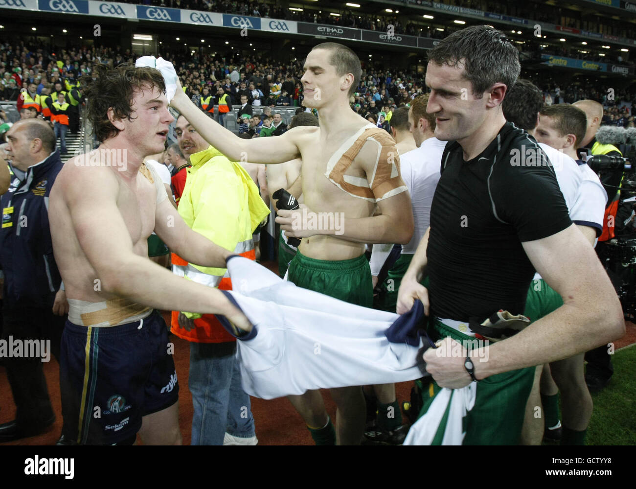 Sport - International Rules Series - Irlanda / Australia - Croke Park. I giocatori si scambiano le camicie alla fine del gioco Foto Stock