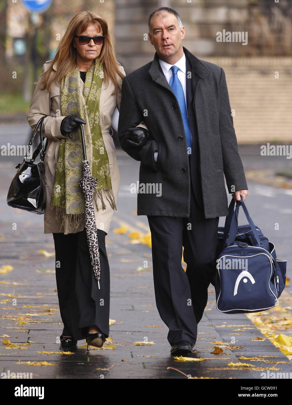 L'ex Partito socialista scozzese MSP Tommy Sheridan e sua moglie Gail arrivano alla High Court di Glasgow, dove sono in giudizio accusati di aver mentito sotto giuramento durante l'efficace azione di diffamazione contro il giornale News of the World del 2006. Foto Stock