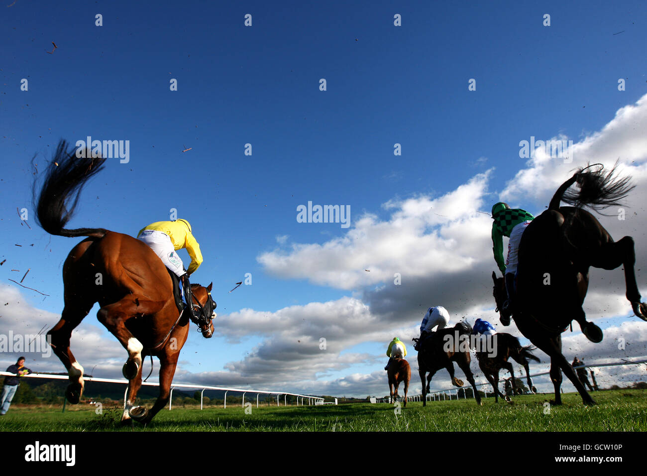 Jockey Rhys Flint su Bolton Hall (l) e Noel Fehily Su Twentynineblack (r) durante il Plymouth Carvery Beginners' Chase Foto Stock