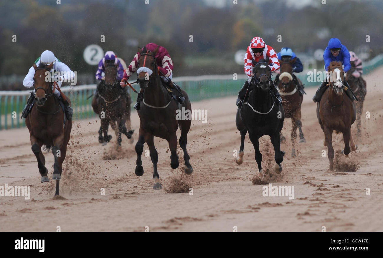 Paul Hanagan e Lexington Bay (rosso e bianco) finiscono secondo a Encore une Annee (sinistra) e Jim Crowley nella E.b.F. Bet Breeders' Cup - Betdaq Maiden Stakes al Southwell Racecourse, Newark. Foto Stock