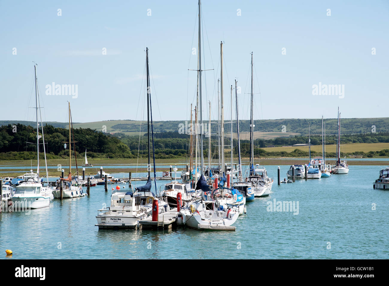 Il fiume YAR A YARMOUTH ISLE OF WIGHT UK barche sul Western Yar una posizione panoramica sulla isola di Wight. Foto Stock