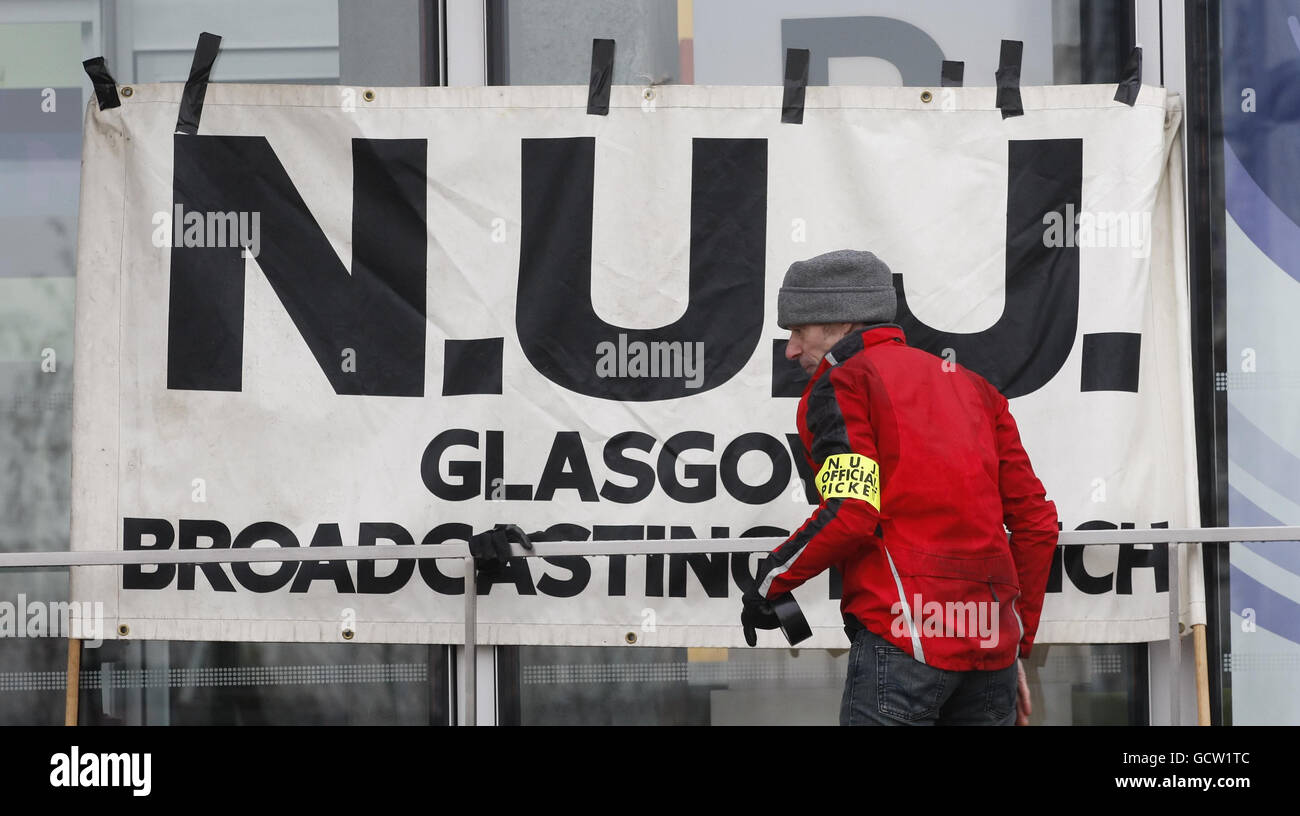 Sciopero della BBC. Un uomo si trova sulla linea NUJ picket presso l'ufficio della BBC a Glasgow il secondo giorno di una passeggiata di 48 ore. Foto Stock
