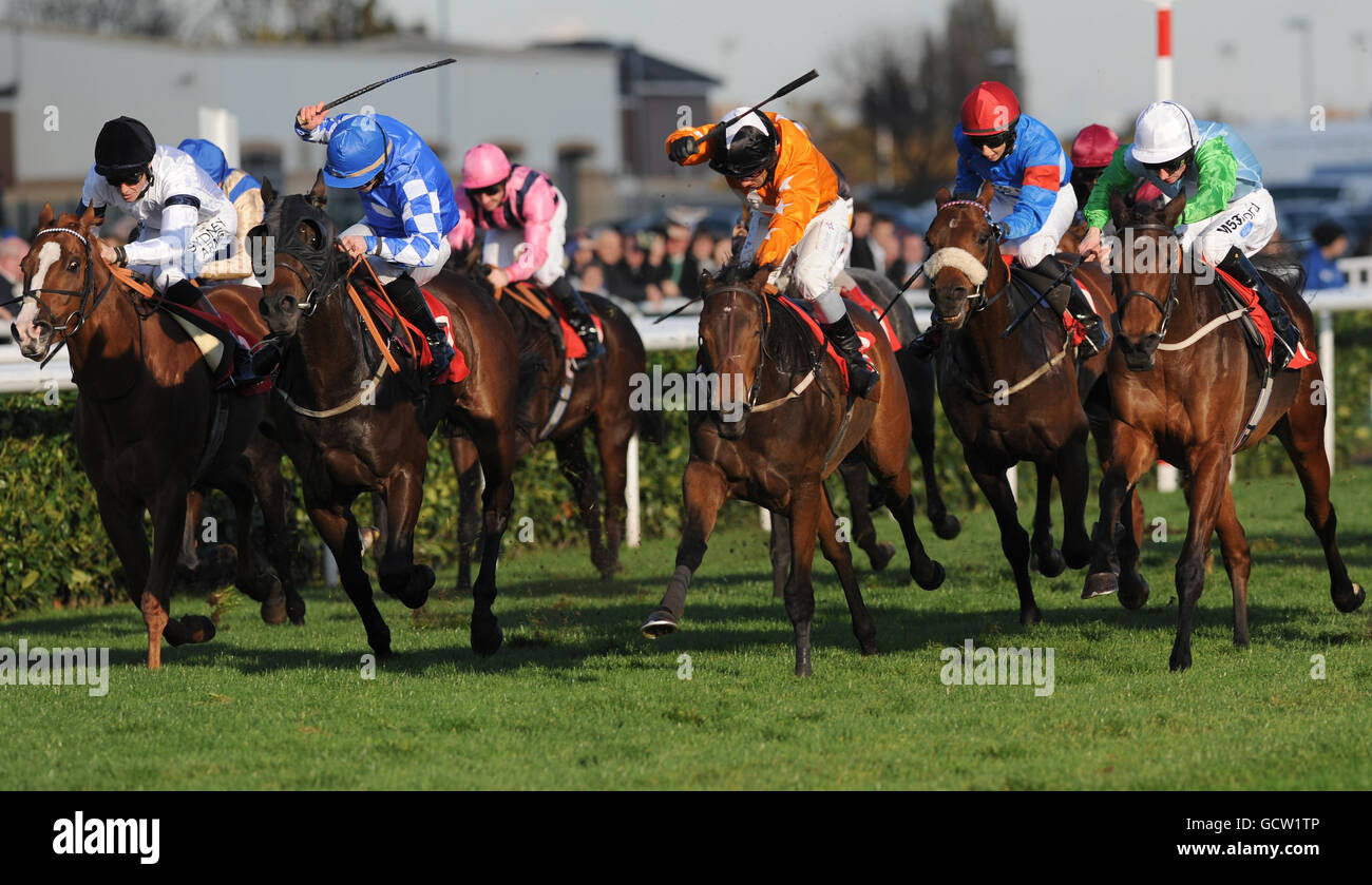 Shesastar e Silvestre De Sousa (giallo) battono Paul Hanagan e No Poppy (destra) e Richard Hughes su Expose (sinistra), mentre vince il 40 Live Football Markets al totesport.com Nursery handicap Ippodromo di Doncaster. Foto Stock