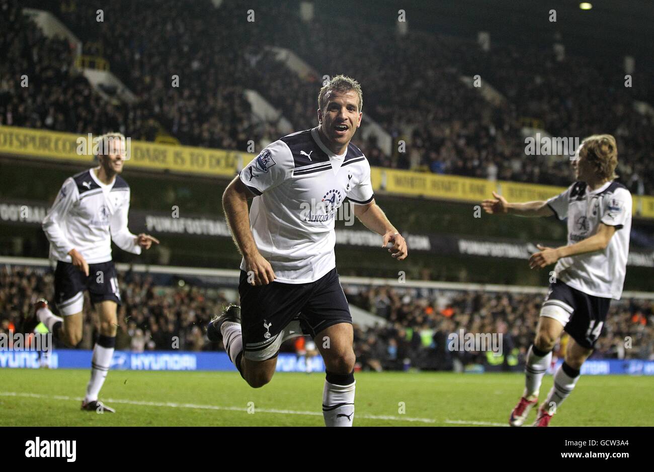 Rafael Van der Vaart (centro) di Tottenham Hotspur festeggia dopo il punteggio il primo obiettivo del gioco Foto Stock