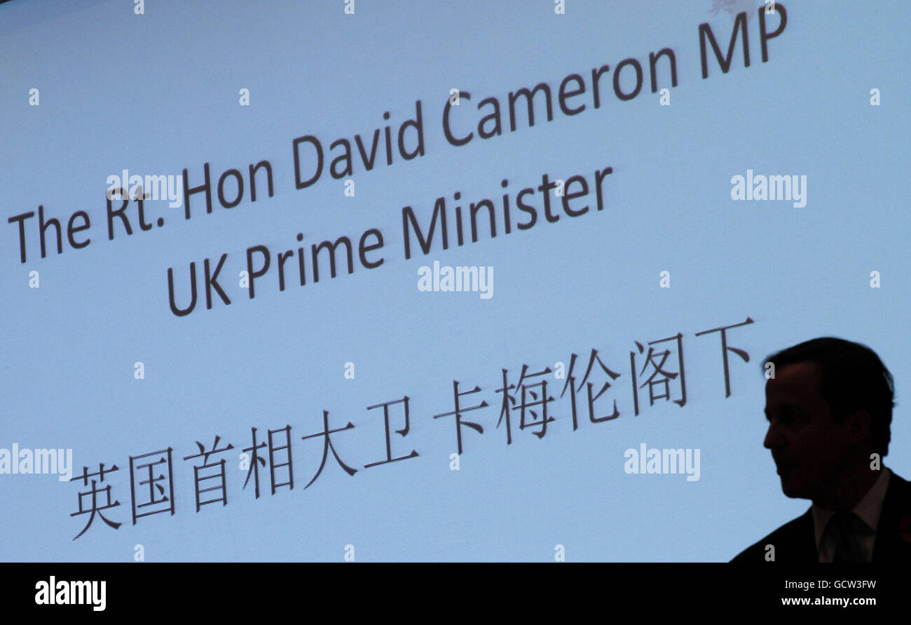 Il primo ministro britannico David Cameron parla al Summit mondiale delle notizie finanziarie internazionali durante una missione commerciale a Pechino, il secondo di un viaggio di due giorni in Cina. Foto Stock
