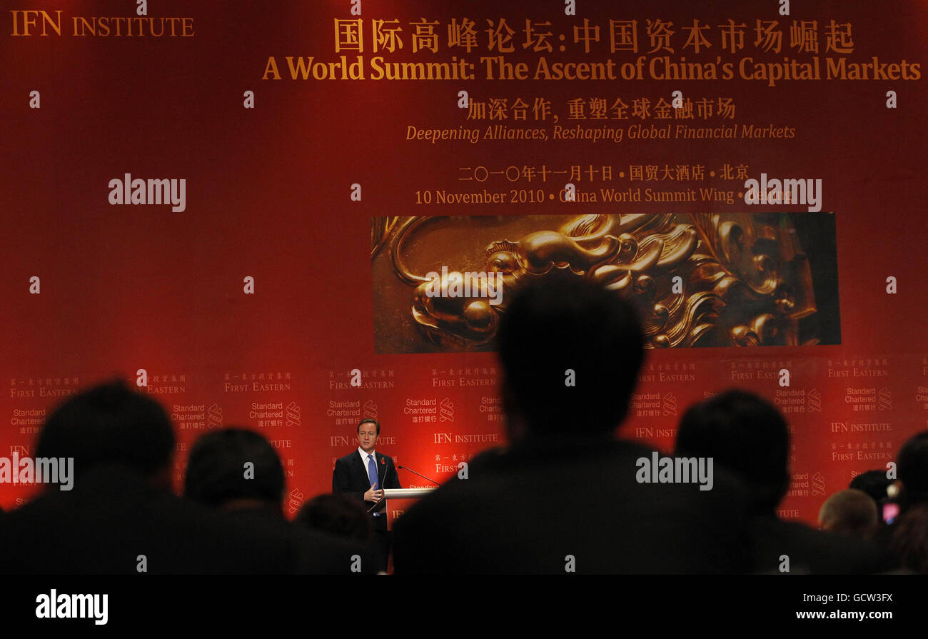 Il primo ministro britannico David Cameron parla al Summit mondiale delle notizie finanziarie internazionali durante una missione commerciale a Pechino, il secondo di un viaggio di due giorni in Cina. Foto Stock