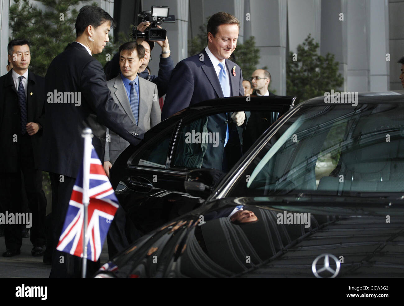 Il primo ministro britannico David Cameron lascia l'International Financial News World Summit durante una missione commerciale a Pechino, il secondo di un viaggio di due giorni in Cina. Foto Stock