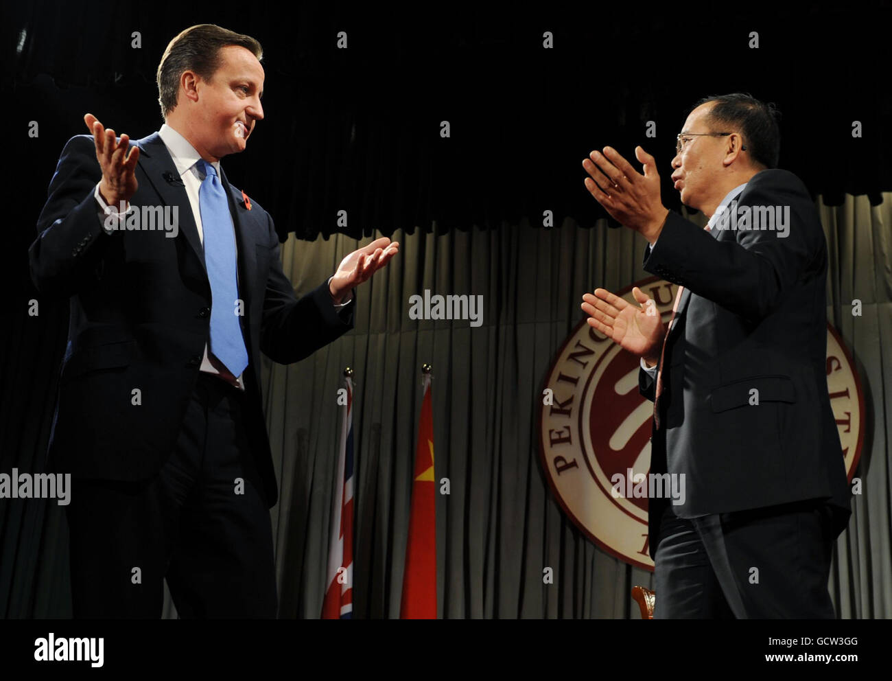 Il primo Ministro David Cameron e il Vice Presidente Esecutivo e Professore Provost Lin Jianhua (destra) parlano agli studenti dell'Università di Pechino in occasione di un secondo viaggio di due giorni in Cina. Foto Stock