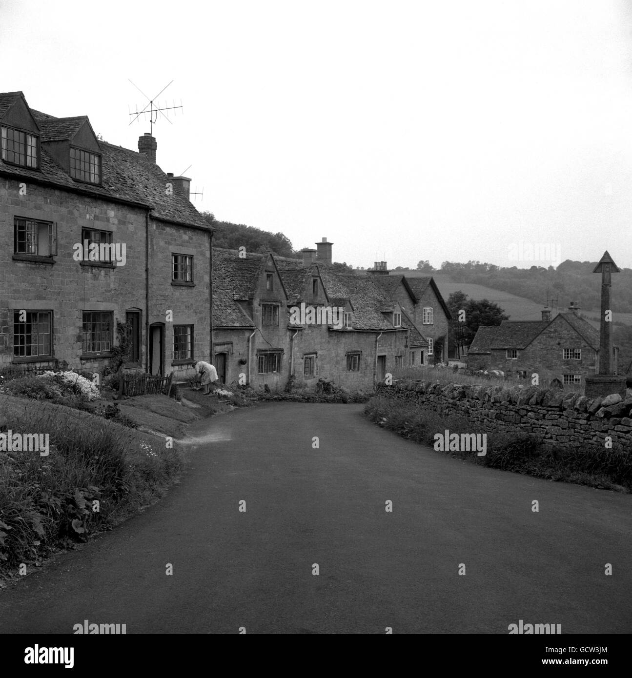 Edifici e monumenti - Snowshill. Una fila di cottage in pietra nel villaggio di Gloucestershire di Snowshill. Foto Stock Edifici e monumenti - Snowshill. Una fila di cottage in pietra nel villaggio di Gloucestershire di Snowshill. Foto Stock