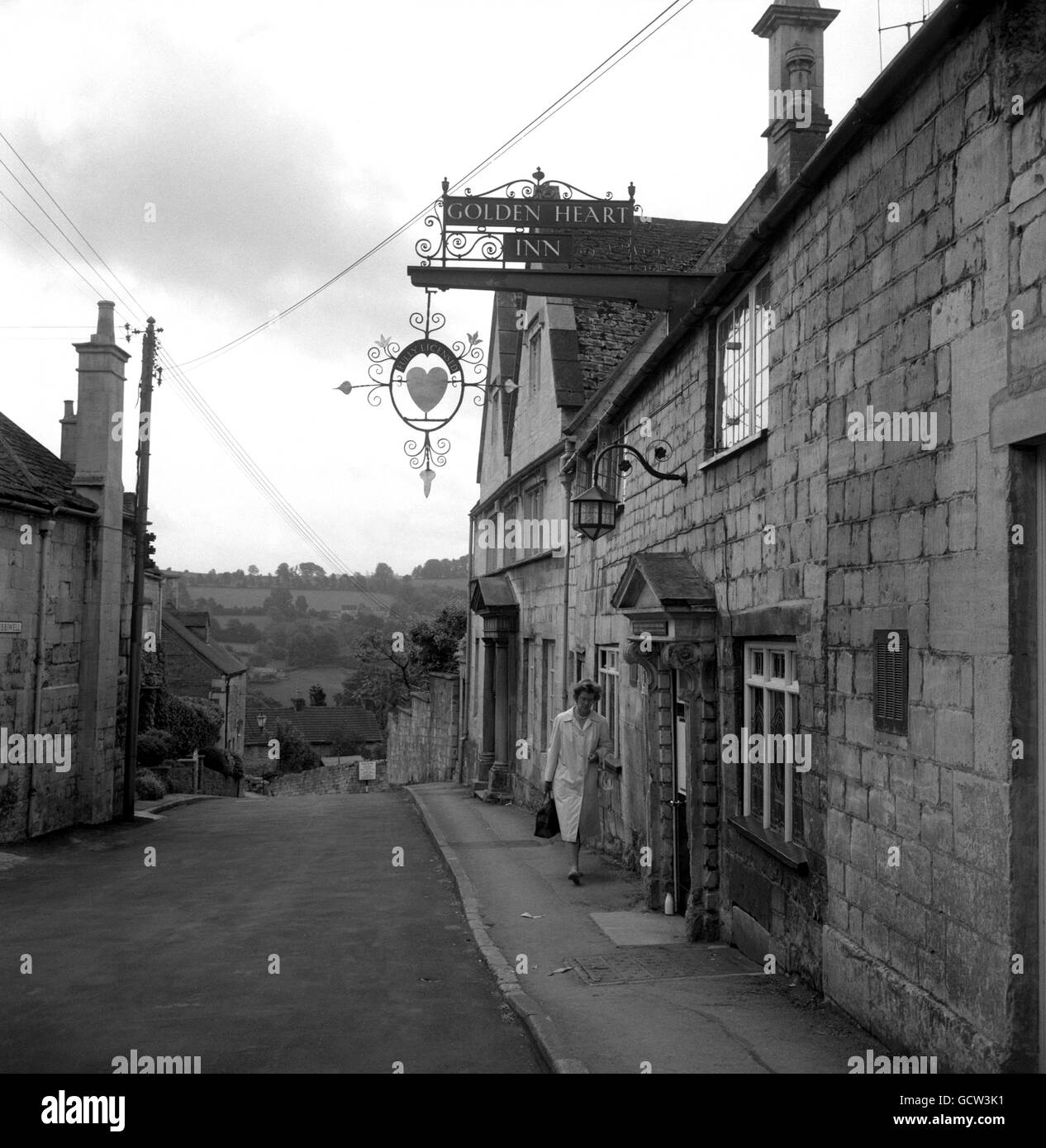 Il 'Golden Heart Inn' nel villaggio Gloucestershire di Painswick. Questo è il villaggio che ha vinto il 'Best mantenuto Village' per il 1963. Il nome della strada che scende ripidamente per dare una vista del paese oltre è 'Tibbiwell' Foto Stock