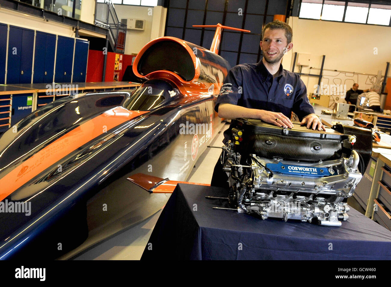 Guidare James Painter, ingegnere dell'integrazione dei veicoli, con il nuovo motore Formula OneTM, il CA2010, che è l'unità di potenza ausiliaria per BLOODHOUND SSC a Bristol. Foto Stock