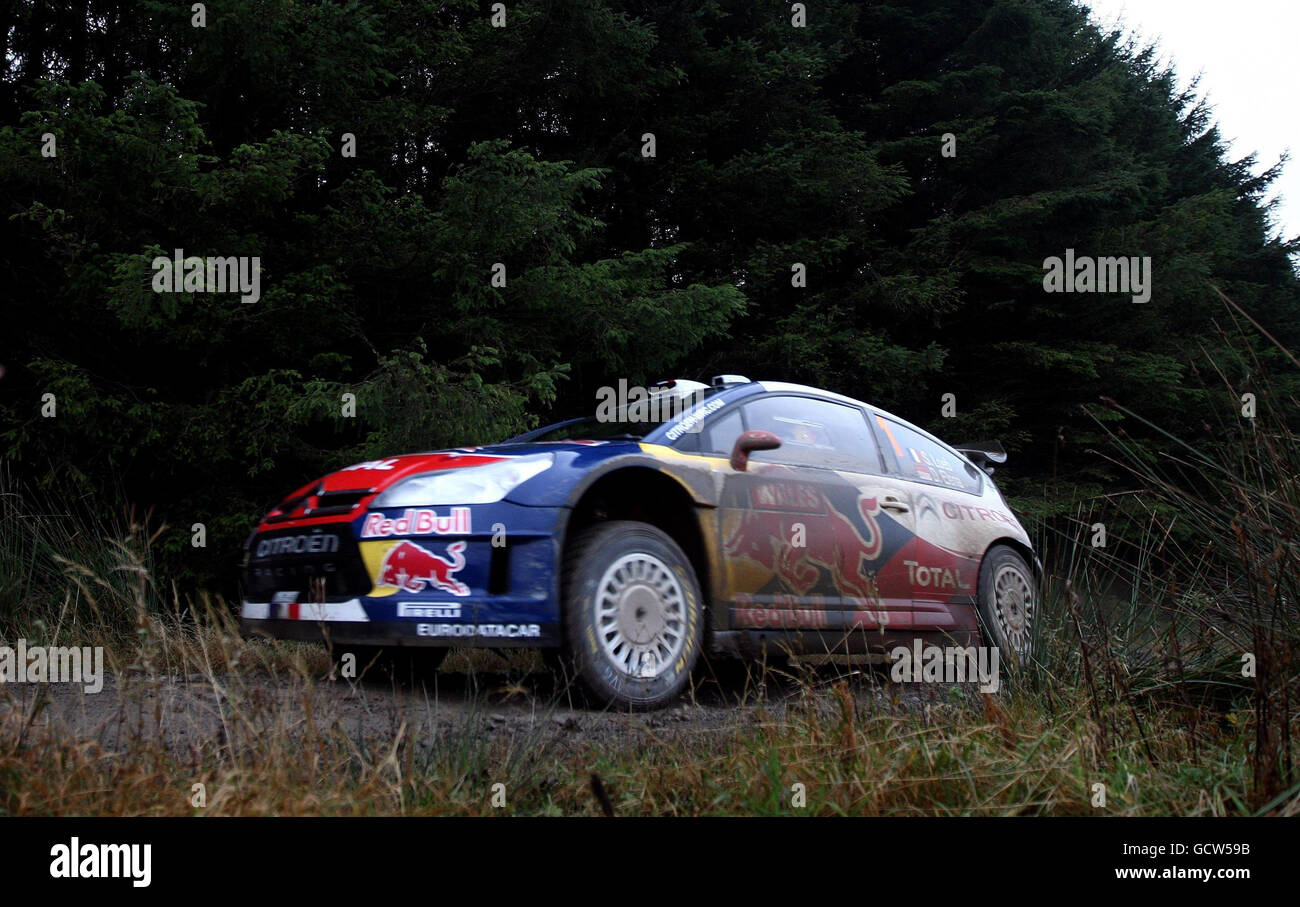 Sebastien Loeb nella Citroen C4 WRC durante la fase Resolfen del 2010 Wales Rally GB vicino a Neath. Foto Stock