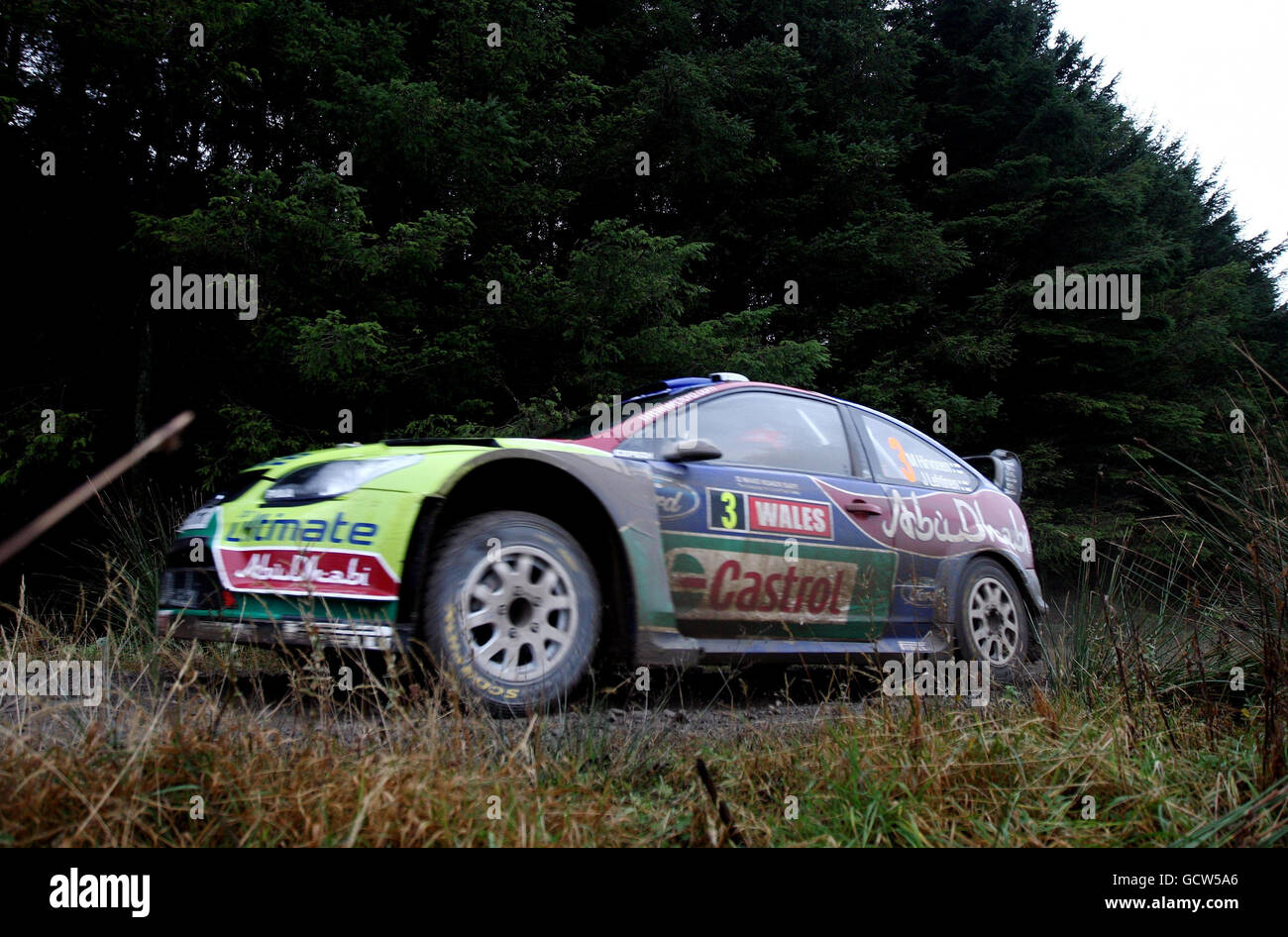 Mikko Hirvonen nella Ford Focus RS WRC 09 durante la fase Resolfen del 2010 Wales Rally GB vicino a Neath. Foto Stock